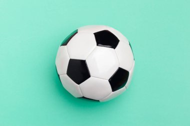 Futbol topu renkli arka plan üzerinde Kapat