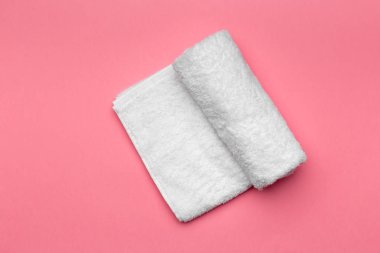 renkli arka plan üzerinde spa havlu üstten görünüm