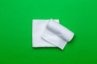 renkli arka plan üzerinde spa havlu üstten görünüm