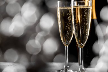 İki bardak köpüklü şarap