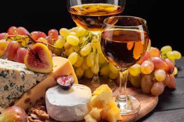 Şarap ve peynir masada.