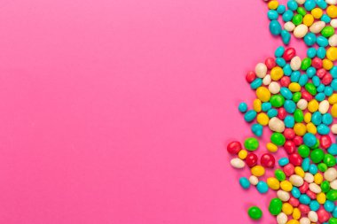 Pembe bir arka plan üzerinde renkli lolipop