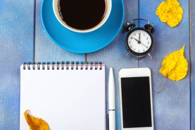 Ahşap masa üzerinde kahve ile modern çalışma alanı