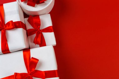 Renk arkaplan üzerinde hediye kutusu