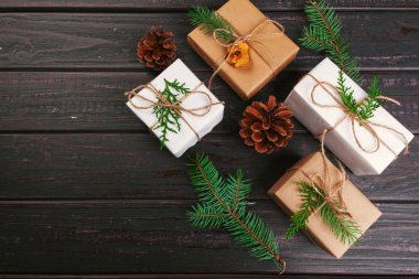 Noel kompozisyon. Noel hediyesi, örgü battaniye, çam kozalakları, köknar ahşap arka plan dallarda.