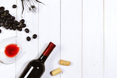 Beyaz üzüm dalları ile şarap. Ahşap bir masaya.