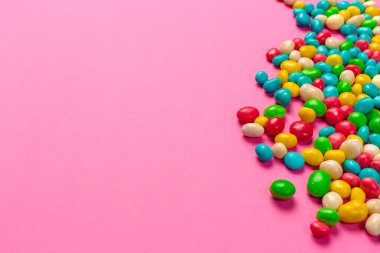 Pembe bir arka plan üzerinde renkli lolipop
