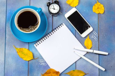 Ahşap masa üzerinde kahve ile modern çalışma alanı