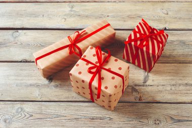 ahşap masa, üstten görünüm üzerinde çeşitli hediye kutuları