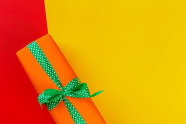 hediye kutusu renkli arka plan üzerinde Kapat