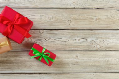 ahşap masa, üstten görünüm üzerinde çeşitli hediye kutuları