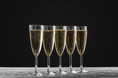 Birçok bardak şampanya
