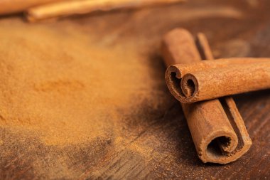 Tarçın ahşap tahta üzerinde.