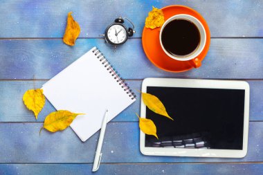 Ahşap masa üzerinde kahve ile modern çalışma alanı