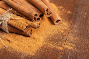 Tarçın ahşap tahta üzerinde.