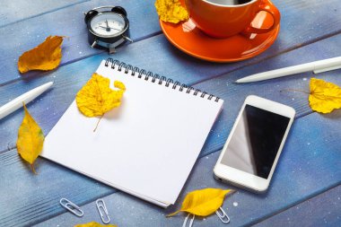 Ahşap masa üzerinde kahve ile modern çalışma alanı