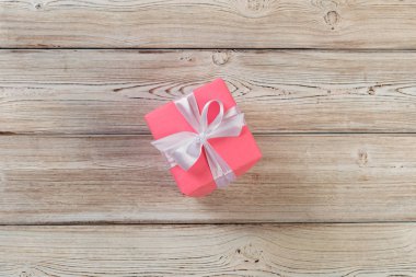 Tahta arka planda hediye kutusu