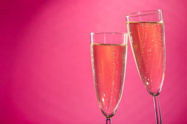 İki bardak köpüklü şarap