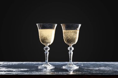 İki bardak köpüklü şarap