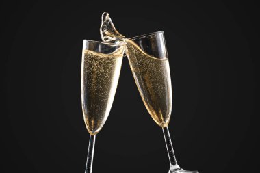Bardak şampanya sıçrama ile