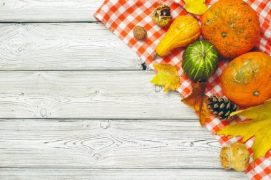 Kabaklar üstten görünüm eski rustik ahşap tablo.