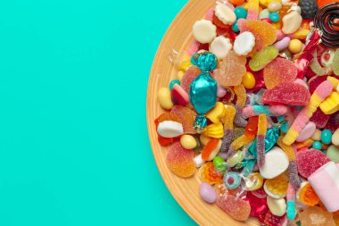 mavi arka plan üzerinde renkli şekerler