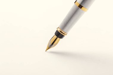Beyaz arka plan üzerinde izole dolmakalem, yakın çekim