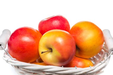 kırmızı elmalar beyaz arkaplanda izole edilmiş 