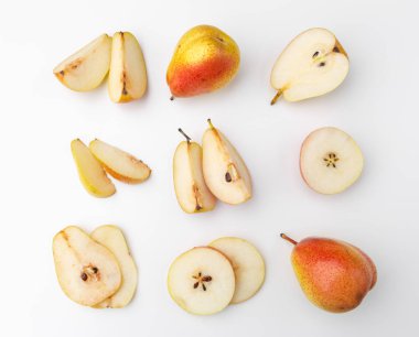 Beyaz arka plan üzerinde izole Olgun kırmızı sarı armut meyve. Üstten görünüm.