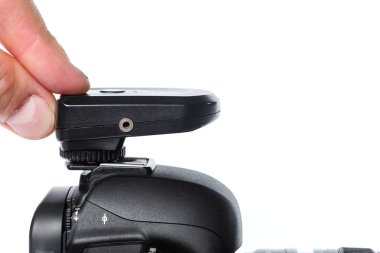 Fotoğraf makinesi beyaz arkaplanda izole edilmiş.