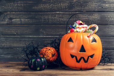 Cadılar Bayramınız Kutlu Olsun! Kabaklar şekerler ile. Festival süsleri ve gıda.