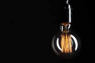 Klasik Edison ampul metin için yer ile koyu arka plan üzerinde
