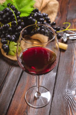 Beyaz üzüm dalları ile şarap. Ahşap bir masaya.