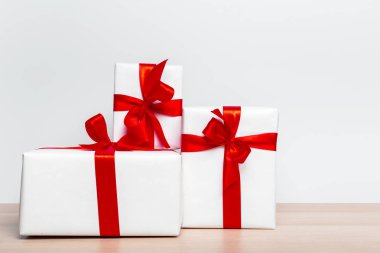 Noel hediye kutuları masaya yakın çekim