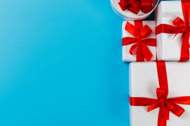 Renk arkaplan üzerinde hediye kutusu