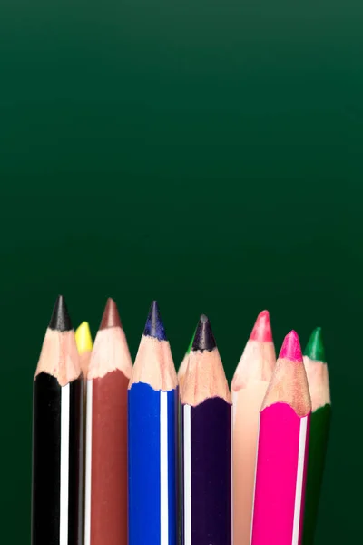 바탕에 다채로운 연필의 — 스톡 사진