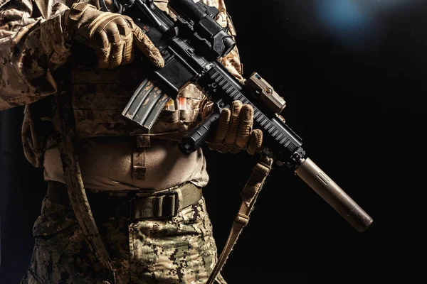 Soldat Des Forces Spéciales Avec Fusil Sur Fond Sombre — Photo