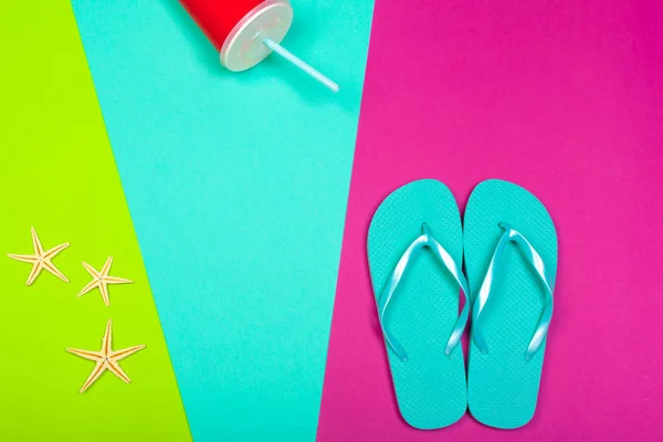 Kadın Plaj Renkli Arka Plan Üzerinde Flip Flop Yakın Çekim — Stok fotoğraf