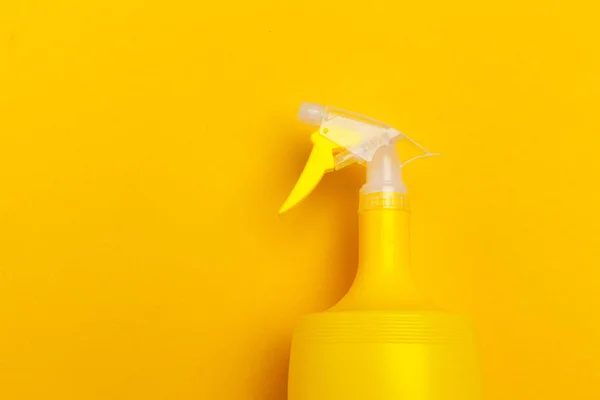 Plast Spray Tvätta Flaskor Med Gul Vätska — Stockfoto