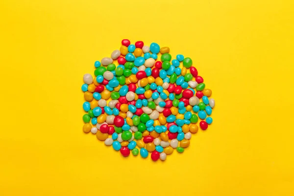 Gekleurde Snoepjes Gele Achtergrond — Stockfoto