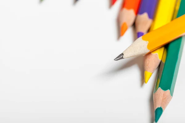 教育或回到学校概念 关闭彩色铅笔的宏镜头 — 图库照片