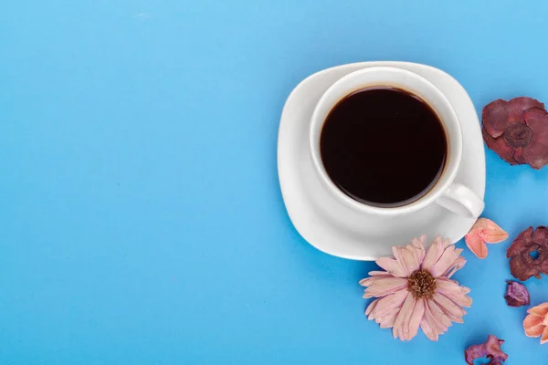 Una Taza Café Sobre Una Mesa Azul —  Fotos de Stock