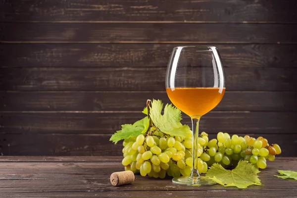 Bicchiere Vino Grappolo Uva Sul Tavolo Legno — Foto Stock