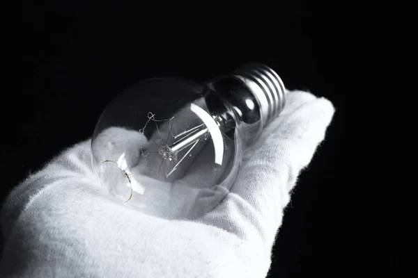 Gros Plan Personne Tenant Une Ampoule Edison Contre Backgorund Noir — Photo