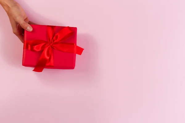 Женщина Держит Подарочную Коробку Цветном Фоне — стоковое фото