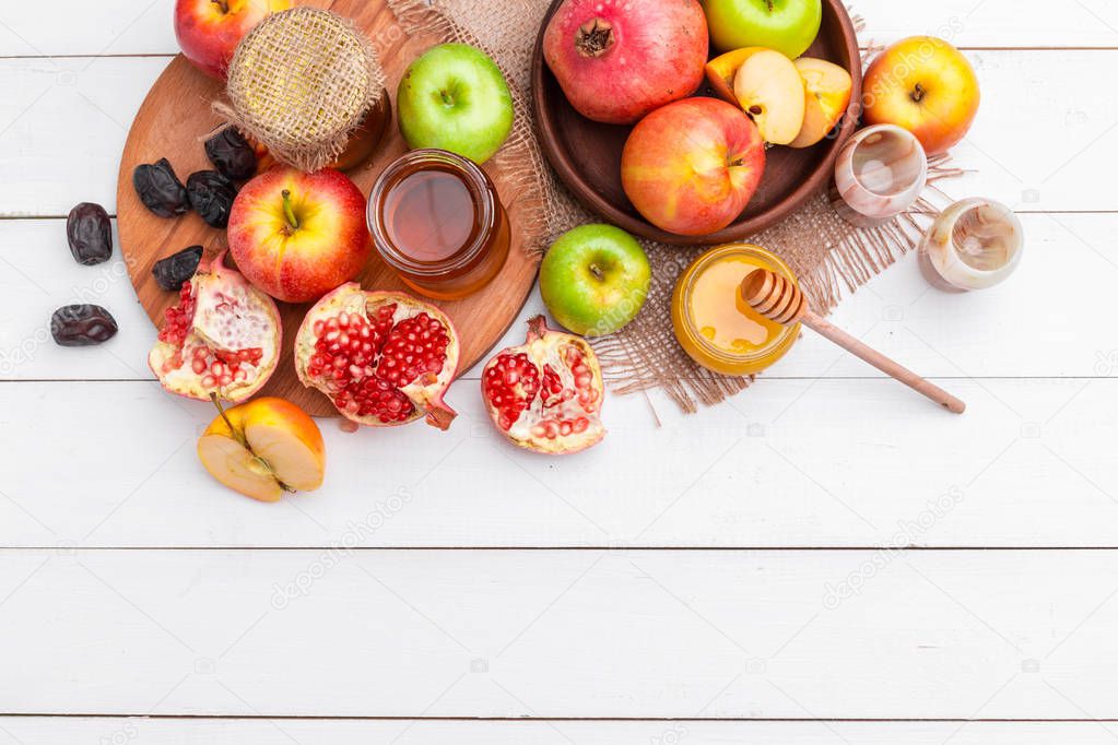 Apple and honey, traditional food of jewish New Year - Rosh Hashana.