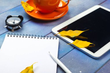 Ahşap masa üzerinde kahve ile modern çalışma alanı