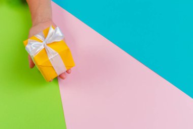 Hediye kutusu renk arka plan üzerinde tutan kadın