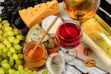 Beyaz üzüm dalları ile şarap. Ahşap bir masaya.