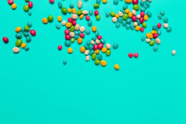 mavi arka plan üzerinde renkli şekerler